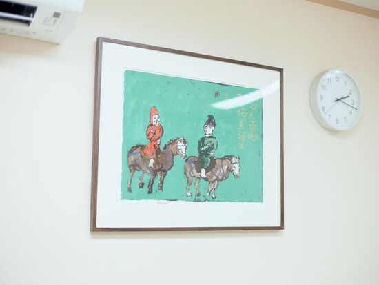 院内に飾られた絵画