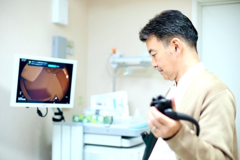 内視鏡で丁寧に検査する院長