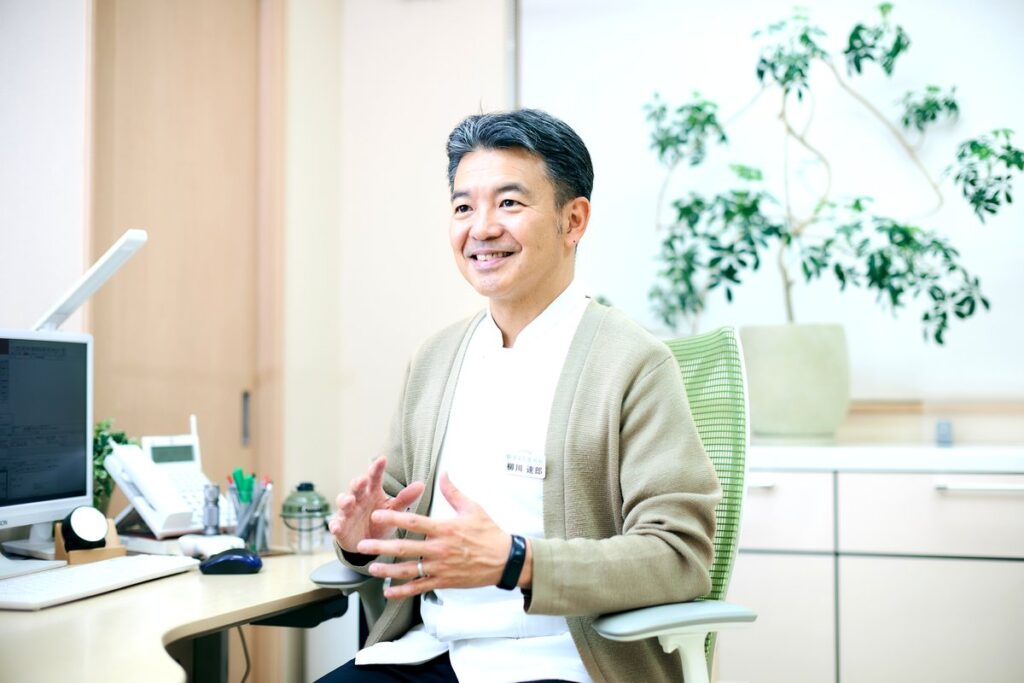 予防接種について案内する院長